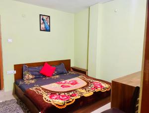 Ένα ή περισσότερα κρεβάτια σε δωμάτιο στο Hills's View Guest House Narkanda