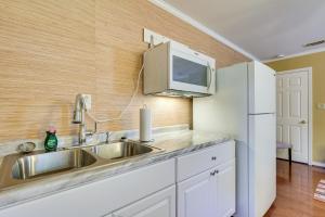 Η κουζίνα ή μικρή κουζίνα στο Eastern Shore Golf Studio, Close to Hospitals!