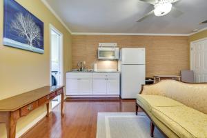 Η κουζίνα ή μικρή κουζίνα στο Eastern Shore Golf Studio, Close to Hospitals!