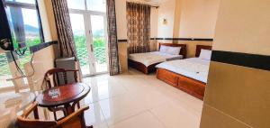 una camera da letto con un letto, una scrivania e un tavolo di Motel Bờ Kè a Ba Ria Altre 9 foto