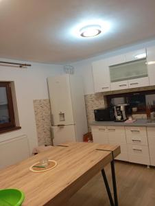 une cuisine avec une table en bois et un réfrigérateur dans l'établissement Mircea, à Craiova