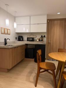 Køkken eller tekøkken på Conecta Flats - De frente para Pedra Azul + 56 billeder