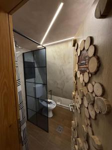 uma casa de banho com WC e uma parede com troncos em Beaver lodge - Dabrova Koliba em Bijeljina mais 60 fotografias