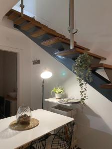 ein Zimmer mit einer Treppe und einem Tisch mit einem Hut in der Unterkunft A Janela do Cantinho in Reguengos de Monsaraz