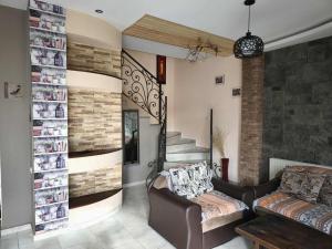 un salon avec un canapé et un escalier dans l'établissement Cottage Sunny Side, à Bakuriani