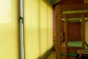 een kleine kamer met 2 stapelbedden bij Charming studio with balcony in Sanary-sur-Mer in Sanary-sur-Mer