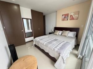 a bedroom with a large bed and a window at Club house 1105-Apartamento Fundadores con balcón, piscina, gym in Armenia +64 photos