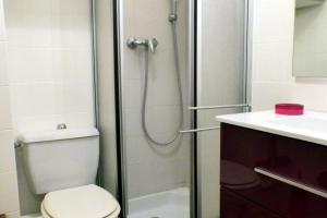 een badkamer met een douche, toilet en wastafel bij Charming studio with balcony in Sanary-sur-Mer in Sanary-sur-Mer +7 foto's