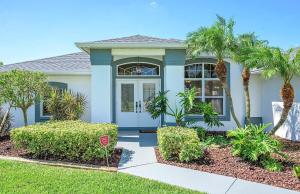 ein Haus mit Palmen davor in der Unterkunft Blue Fish - Cozy vacation rental in Cape Coral in Matlacha