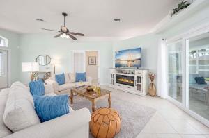 ein Wohnzimmer mit Sofa und Fernseher in der Unterkunft Blue Fish - Cozy vacation rental in Cape Coral in Matlacha