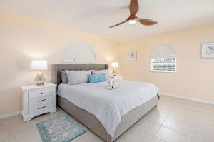 ein Schlafzimmer mit einem Bett und einem Deckenventilator in der Unterkunft Blue Fish - Cozy vacation rental in Cape Coral in Matlacha + 27 Fotos