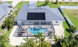 eine Draufsicht auf ein Haus mit Swimmingpool in der Unterkunft Blue Fish - Cozy vacation rental in Cape Coral in Matlacha