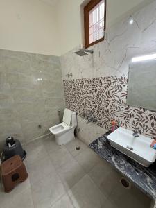 诺伊达ParkHaven Luxury Villa with Garden View的带水槽和马桶的浴室