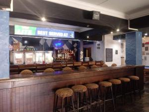 Ο χώρος του lounge ή του μπαρ στο Bostons Lodge & Restaurant