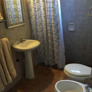 un bagno con lavandino, WC e doccia di Hus Punta Rubia a La Pedrera
