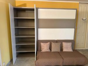 een bed in een kamer met een boekenplank bij Victoria Palace in Menton +13 foto's