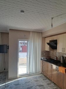 Kuchyň nebo kuchyňský kout v ubytování MEHMET's HOME + 18 fotografií