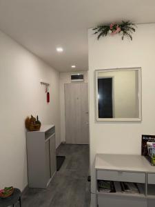 Habitación con espejo, escritorio y puerta. en Útulný byt v blízkosti centra, en Juliánov