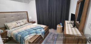 Postel nebo postele na pokoji v ubytování Quiet Room with Ensuite, Kitchenette, Veranda & Lake View