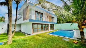 阿杭格默Casa Delora, Ahangama的一座带游泳池和棕榈树的房子