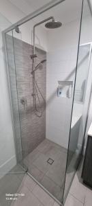 Koupelna v ubytování Quiet Room with Ensuite, Kitchenette, Veranda & Lake View