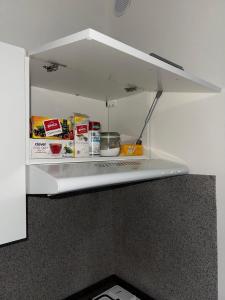 un refrigerador blanco con alimentos dentro en Útulný byt v blízkosti centra, en Juliánov