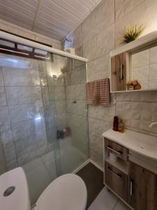 ein Badezimmer mit Dusche, Toilette und Waschbecken in der Unterkunft Coração de São Gabriel in São Gabriel + 13 Fotos