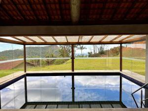 Πισίνα στο ή κοντά στο Chalé com área gourmet privativa