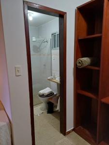ein Badezimmer mit Toilette und Waschbecken in der Unterkunft Villa Búzios in Nísia Floresta