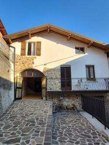 einen externen Blick auf ein Haus mit einem Innenhof aus Stein in der Unterkunft Appartamento in struttura indipendente Appartamenti di Mezzo in Cecino