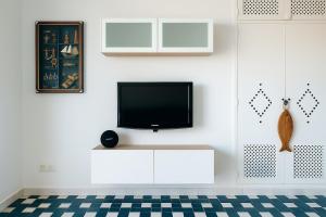 TV a/nebo společenská místnost v ubytování Vue mer Marina Kantaoui - pieds dans l'eau, calme