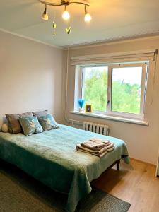 a bedroom with a bed with a window at Vabaduse apartment in Võru
