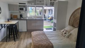 Η κουζίνα ή μικρή κουζίνα στο STUDIO tout équipé au calme