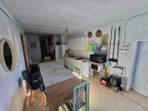 een keuken met een tafel en stoelen in een trailer bij Cortijo el Galardón 