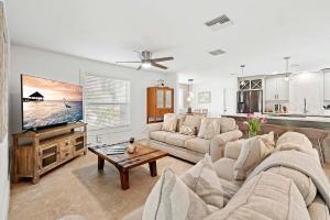 TV a/nebo společenská místnost v ubytování Bungalow Breeze - 4 Bedroom 3 Bath Coastal Flair