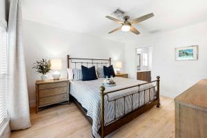 Postel nebo postele na pokoji v ubytování Bungalow Breeze - 4 Bedroom 3 Bath Coastal Flair + 33 fotografií