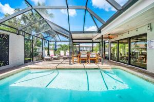 Bazén v ubytování Bungalow Breeze - 4 Bedroom 3 Bath Coastal Flair nebo v jeho okolí