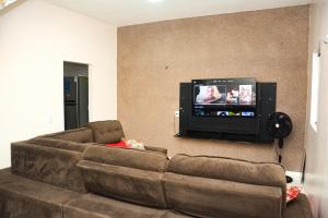 a living room with a couch and a flat screen tv at Suíte no cidade Jardim in Parauapebas