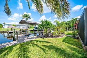 Zahrada ubytování Bungalow Breeze - 4 Bedroom 3 Bath Coastal Flair