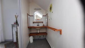 ein Badezimmer mit Waschbecken und Spiegel an der Wand in der Unterkunft La gare de Chambretaud in Chambretaud + 56 Fotos