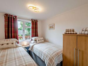 Postel nebo postele na pokoji v ubytování 3 Bed in Cavers 96267