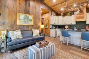 Kuchyň nebo kuchyňský kout v ubytování Walk to White River Cozy Escape with Screened Porch