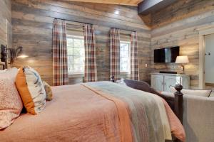 Postel nebo postele na pokoji v ubytování Fly Fishers Paradise Getaway Near White River!