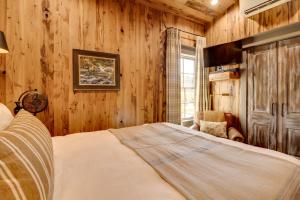 Postel nebo postele na pokoji v ubytování Walk to White River Cozy Escape with Screened Porch