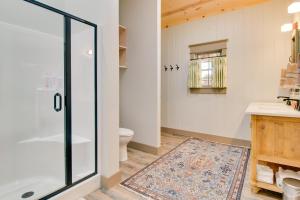 Koupelna v ubytování Fly Fishers Paradise Getaway Near White River! + 22 fotografií