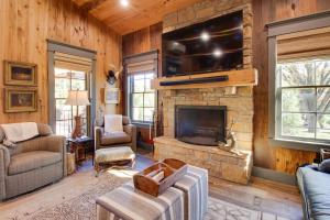 Posezení v ubytování Walk to White River Cozy Escape with Screened Porch