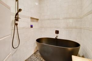 Koupelna v ubytování Walk to White River Cozy Escape with Screened Porch + 19 fotografií