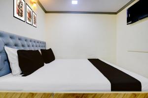 Ένα ή περισσότερα κρεβάτια σε δωμάτιο στο Hotel O Sai Palace