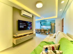 Μια τηλεόραση ή/και κέντρο ψυχαγωγίας στο Aptos completo PÉ NA AREIA em Barra Velha em condomínio Resort com Spa, Piscina, quadra de futebol, Sala de jogos, brinquedoteca, Complexo com diversos comércios