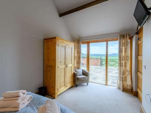 Televiisor ja/või meelelahutuskeskus majutusasutuses 1 Bed in Broadway 36842